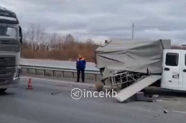 Водитель погиб: на ЕКАД легковушка влетела в «Газель» уборочной службы