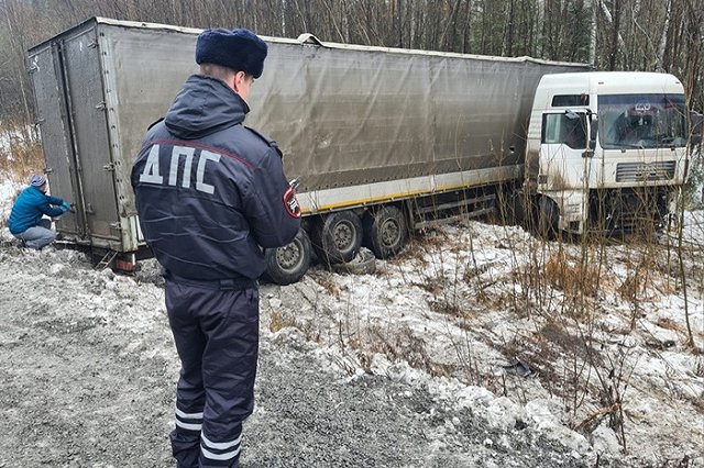 На свердловской трассе водитель грузовика вылетел в кювет и погиб на месте происшествия