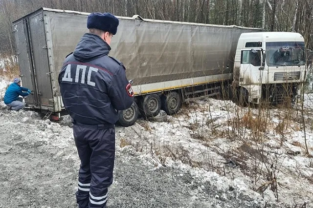 На свердловской трассе водитель грузовика вылетел в кювет и погиб на месте происшествия