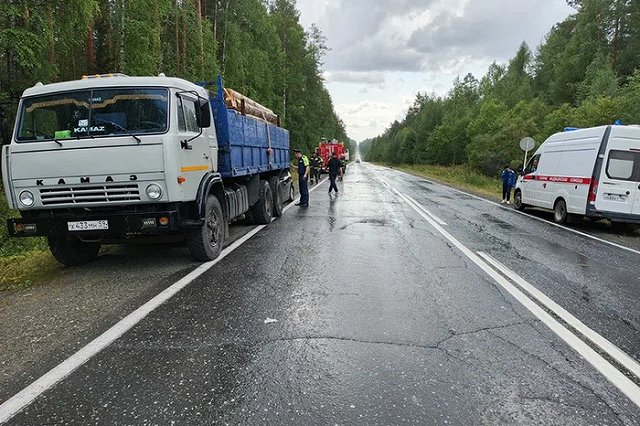 Водитель Focus погиб на свердловской трассе, залетев под лесовоз