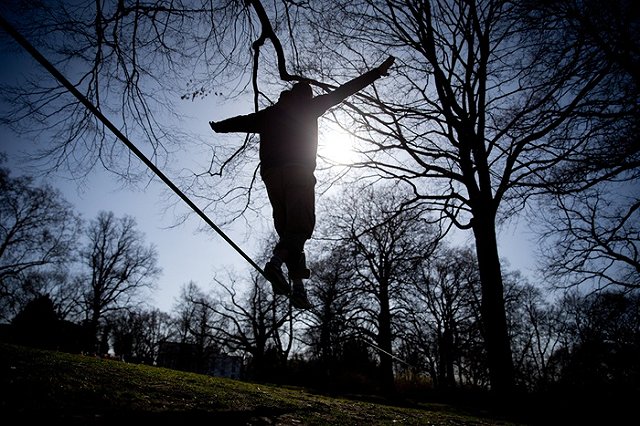 Канатоходцы-экстремалы напугали прохожих в самом центре Екатеринбурга