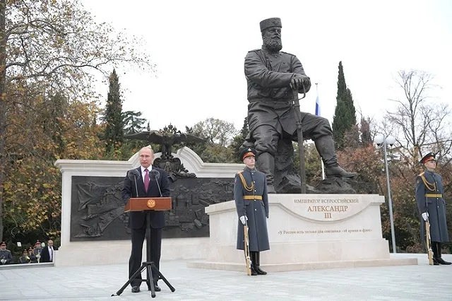 Владимир Путин открыл в Крыму изготовленный на Урале памятник Александру III