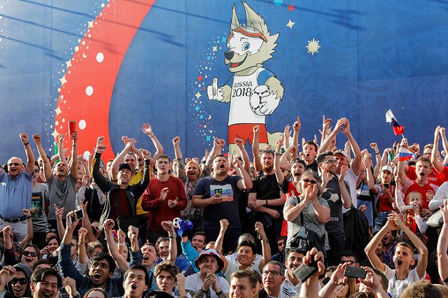 Перуанцы дежурят в билетном центре FIFA в Екатеринбурге, надеясь попасть на матч