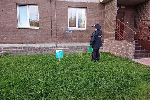 Петербуржец пожаловался в полицию на радужные шторы в окне у соседки