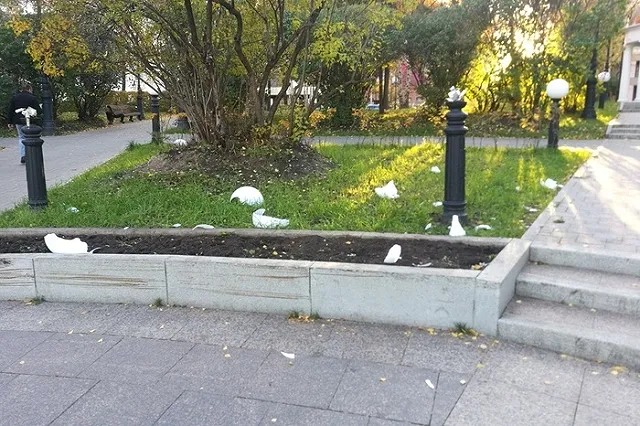 В сквере за Оперным театром вновь разбили «антивандальные» фонари