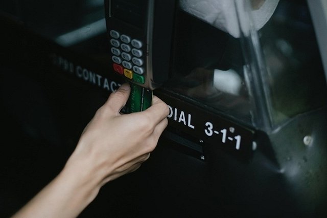 В Екатеринбурге ведущий специалист вуза и аналитик перевели мошенникам больше 7 млн рублей