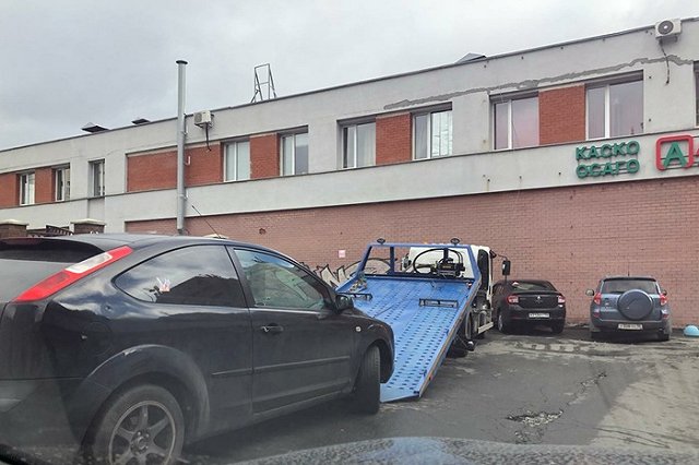 В центре Екатеринбурга неожиданно начали эвакуировать машины