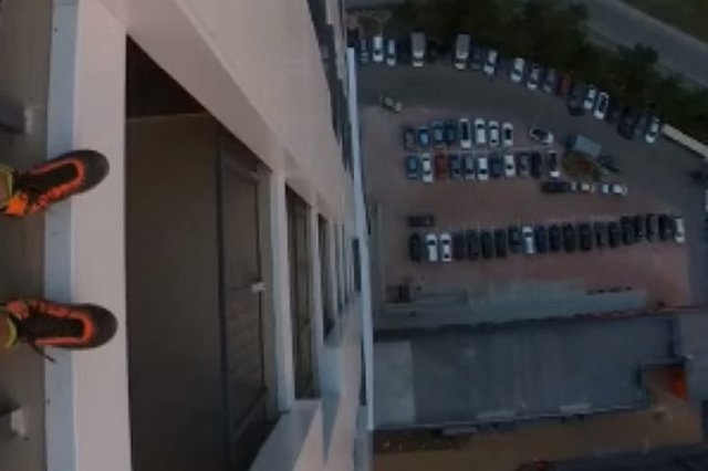 Екатеринбуржец с парашютом спрыгнул с высотки на ЖБИ