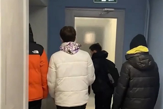 В Академическом подростки разгромили подъезд