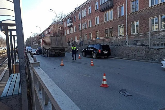 Два человека из «Лада Приора» погибли в ДТП на Уралмаше