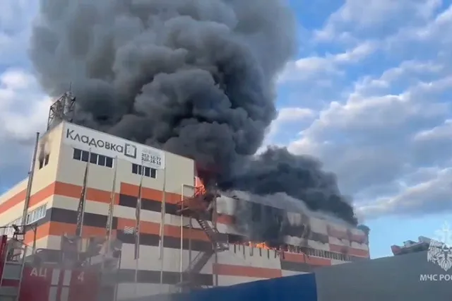 Рухнуло несколько этажей: на Старой Сортировке загорелся четырёхэтажный склад