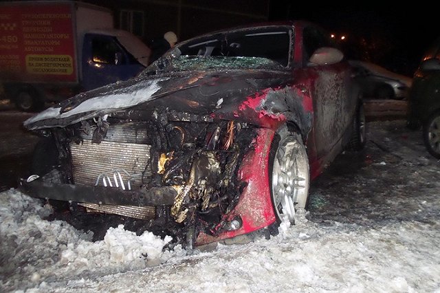 Автомобиль BMW сгорел сегодня ночью во дворах на улице Щорса