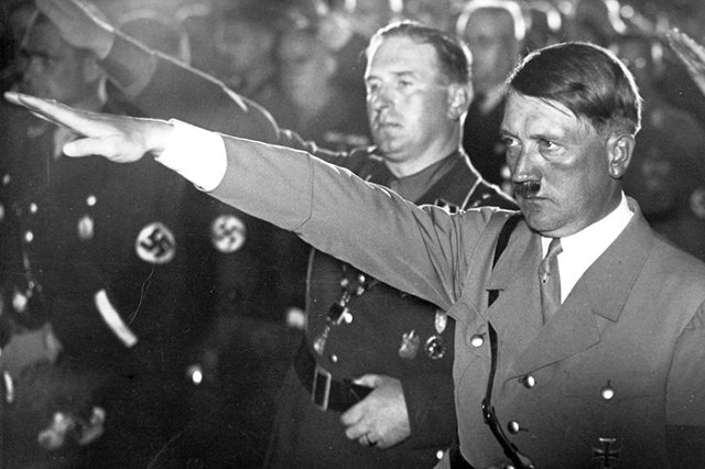 CNN уволил комментатора за нацистское приветствие в Twitter