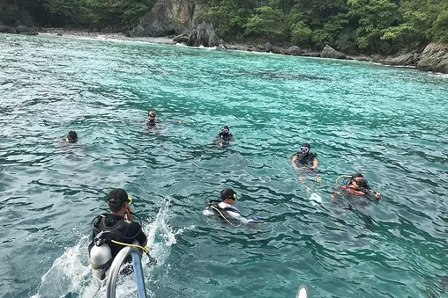 Тайский школьник помогал спасти детей из пещеры. Он единственный знал английский