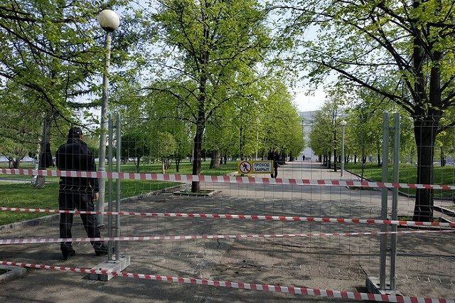 Активисты собираются вечером гулять в перекрытом заборами сквере у Драмтеатра