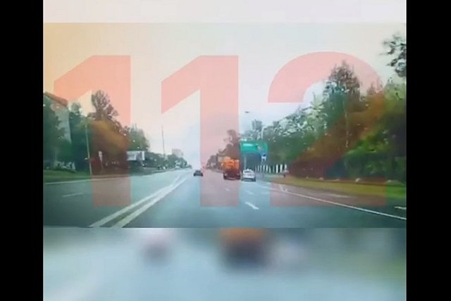 В Москве патрульный автомобиль столкнулся с поливальной машиной. Погиб сотрудник