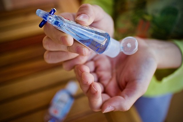 В школе Екатеринбурга нашли 90 литров опасного для жизни антисептика