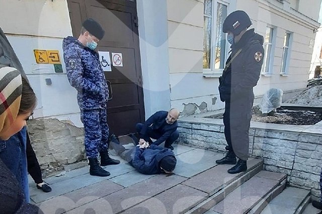 Возле университета мужчина напал с ножом на студента, но раненый парень сумел его обезвредить