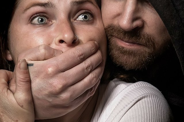 Свердловчанин узнал о разводе, связал жену скотчем, похитил и увёз её в лес