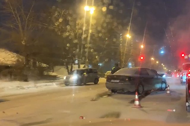 На Щербакова выросла огромная пробка из-за массовой аварии