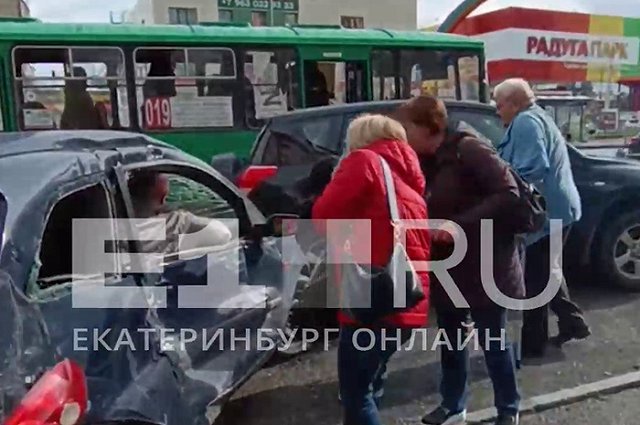 Около ТЦ «Радуга парка» произошло ДТП с участием автобуса