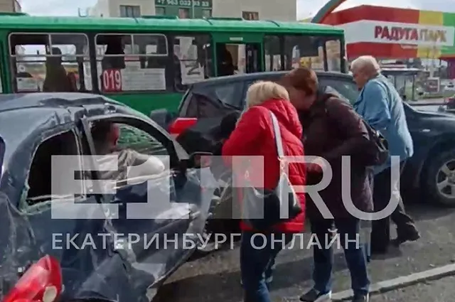 Около ТЦ «Радуга парка» произошло ДТП с участием автобуса