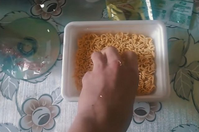 «Еда отчаяния». Диетолог объяснила, что будет, если питаться лапшой-«бэпэшкой»