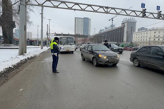 Автобус 45 маршрута попал в аварию на Челюскинцев