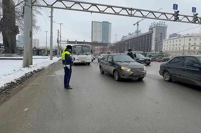 Автобус 45 маршрута попал в аварию на Челюскинцев