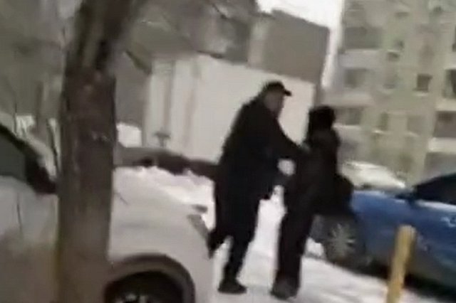 Екатеринбуржец попытался затащить мальчика в машину из-за снежка, попавшего в авто