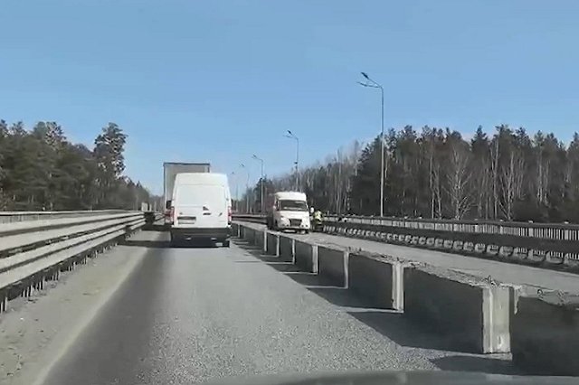 На ЕКАД вновь появились огромные заторы из-за ремонта