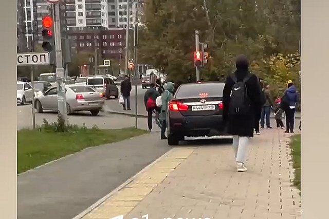 «Шли мамы с колясками и дети»: в Екатеринбурге автохам выехал на середину тротуара