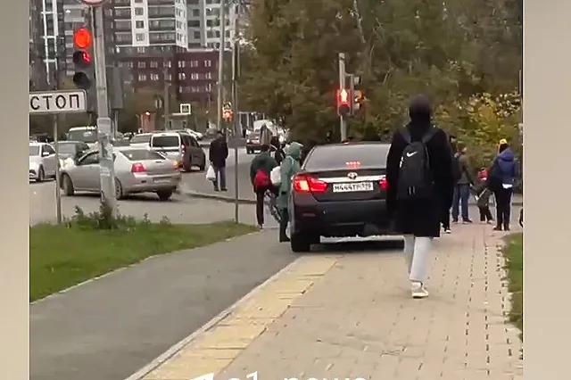 «Шли мамы с колясками и дети»: в Екатеринбурге автохам выехал на середину тротуара