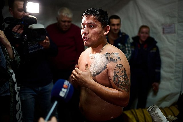 Студент УрФУ из Эквадора во время Крещенского купания показал «Матрешку»