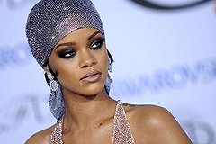 Рианна пришла на модную церемонию в прозрачном платье