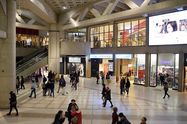 По факту падения люстры в сургутском торговом центре возбуждено уголовное дело