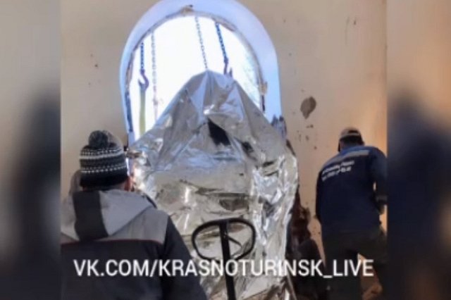 «Пришлось выламывать окно»: в свердловскую больницу привезли новый аппарат и подняли его краном