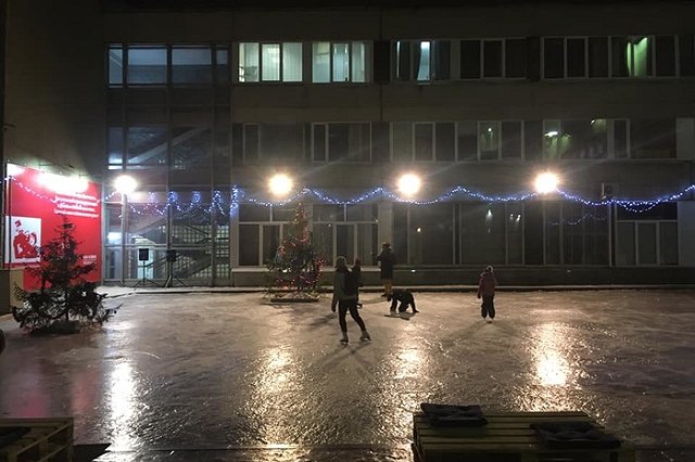 У Свердловской киностудии открыли бесплатный каток