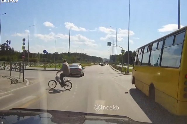 «Сохранился в игре под названием жизнь». В Екатеринбурге велосипедист чудом избежал трагедии