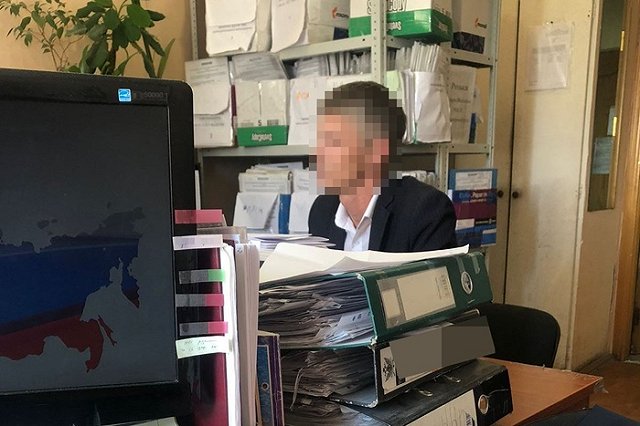 Судебные приставы встретили должника у трапа самолета в Кольцово