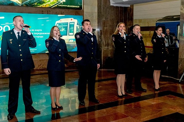 На станции «Площадь 1905 года» полицейские организовали фотовыставку в честь Героев нашей страны