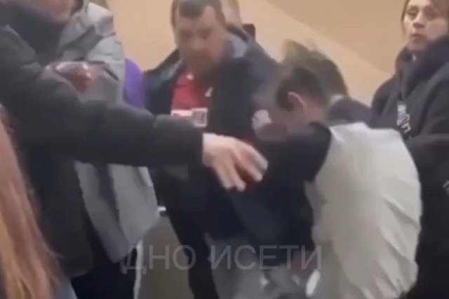 Свердловчанин жестоко избил молодую свердловчанку в кафе