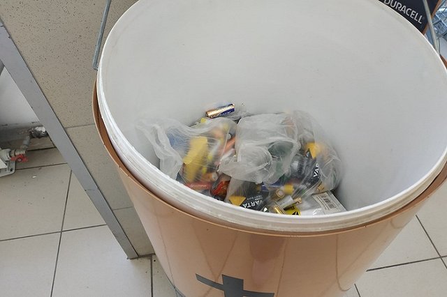 На свалку поставили охрану из-за случайно выброшенных британкой миллионов