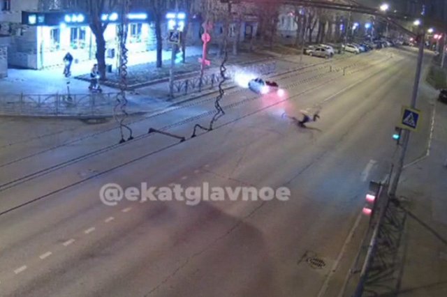 Водитель на огромной скорости сбил самокатчика в Екатеринбурге и скрылся (ВИДЕО)