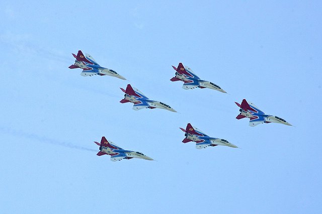 Авиашоу в Арамиле: за полётом «Стрижей» наблюдали 15 тысяч человек