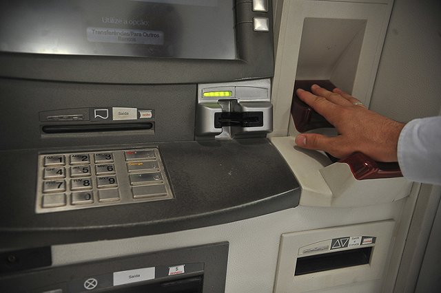 Греф назвал сроки введения обслуживания в Сбербанке без паспортов