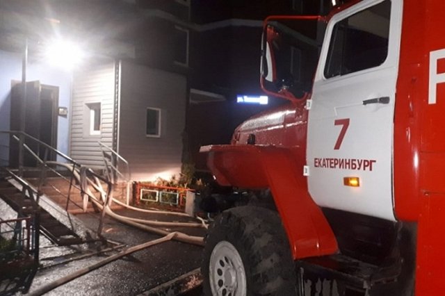 Тушению пожара на Таежной мешали автомобили, оставленные во дворе дома