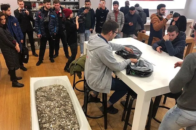 В Москве мужчина расплатился за iPhone полной ванной мелочи