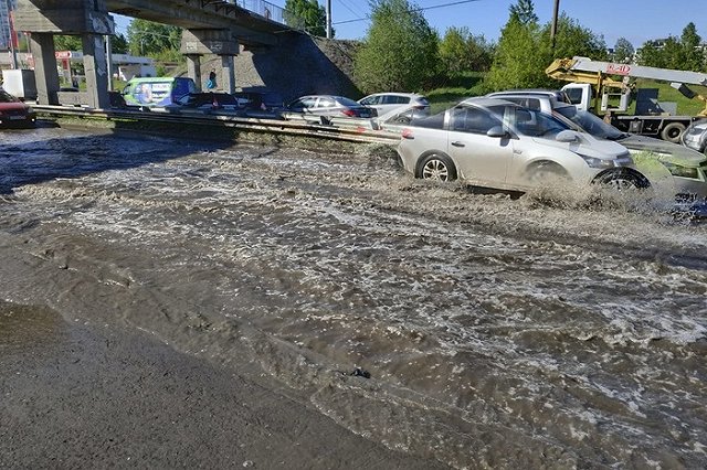 Улицу Щербакова затопило