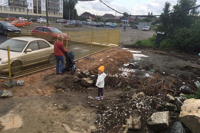 Жители ЖК «Мичуринский» борются против платной парковки у них во дворе